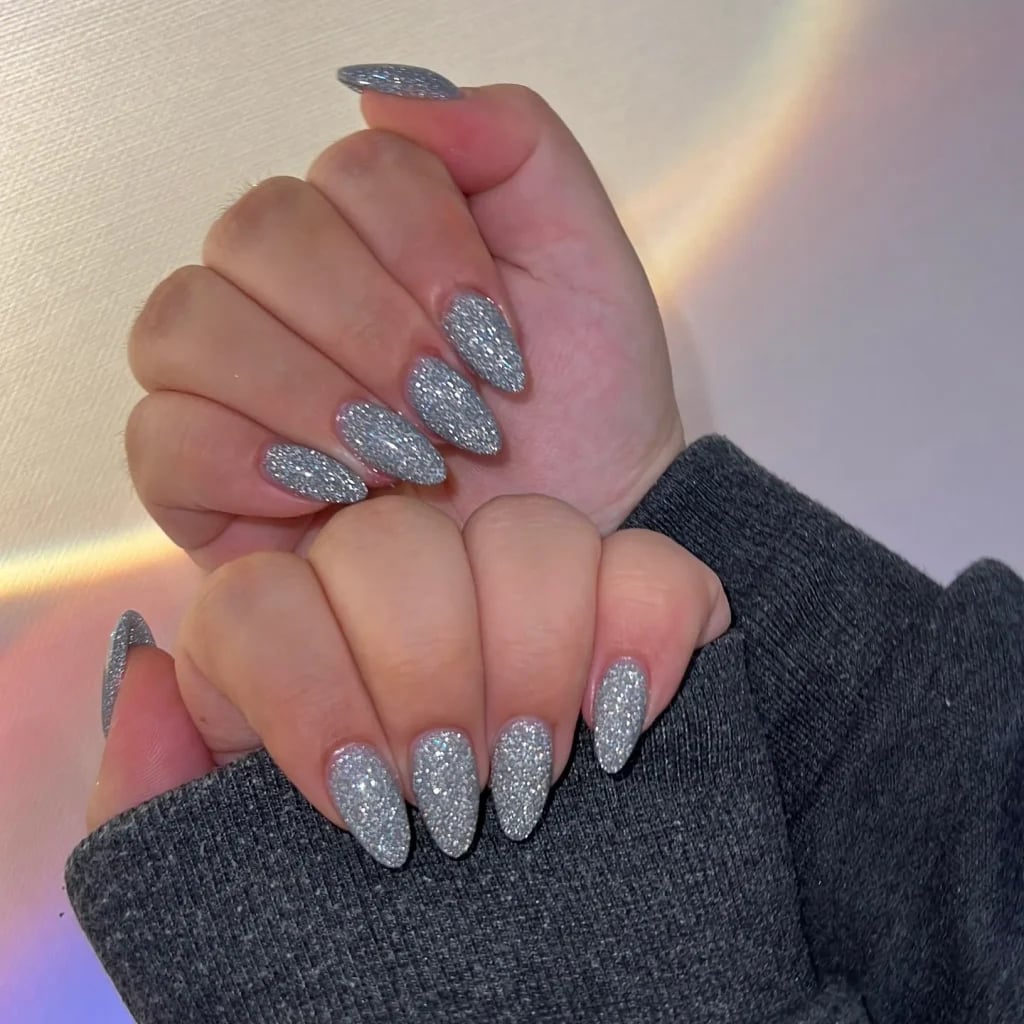 Medium Almond Full Silver Glitter, Close-Up Take Medium Almond Full Silver Glitter, Close-Up Take — Elegant Silver Nails