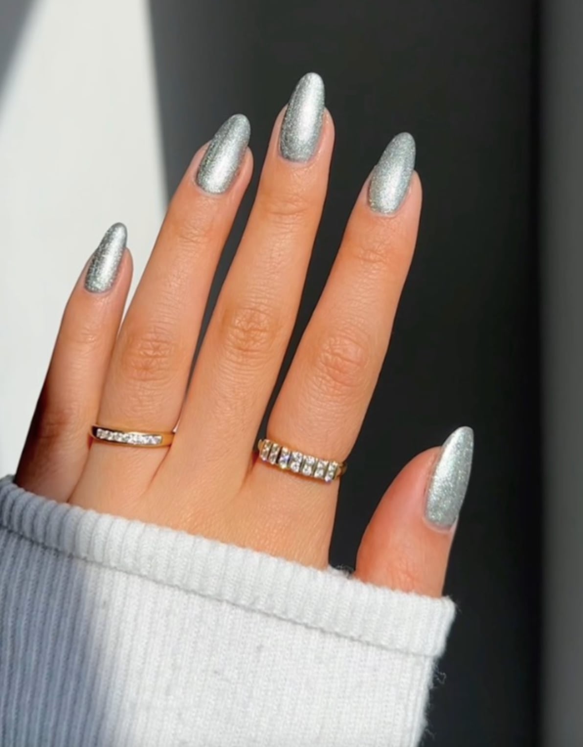Short Oval Full Silver Glitter With Creating A Dazzling Effect Short Oval Full Silver Glitter With Creating A Dazzling Effect — Elegant Silver Nails