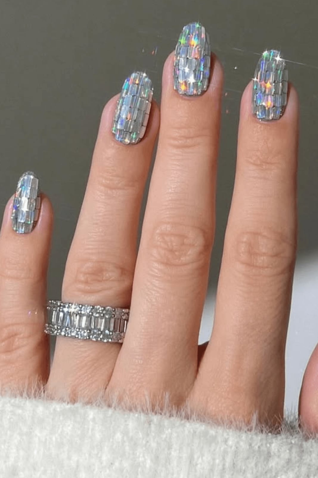 Medium Oval Silver Mosaic Chrome Medium Oval Silver Mosaic Chrome — Elegant Silver Nails