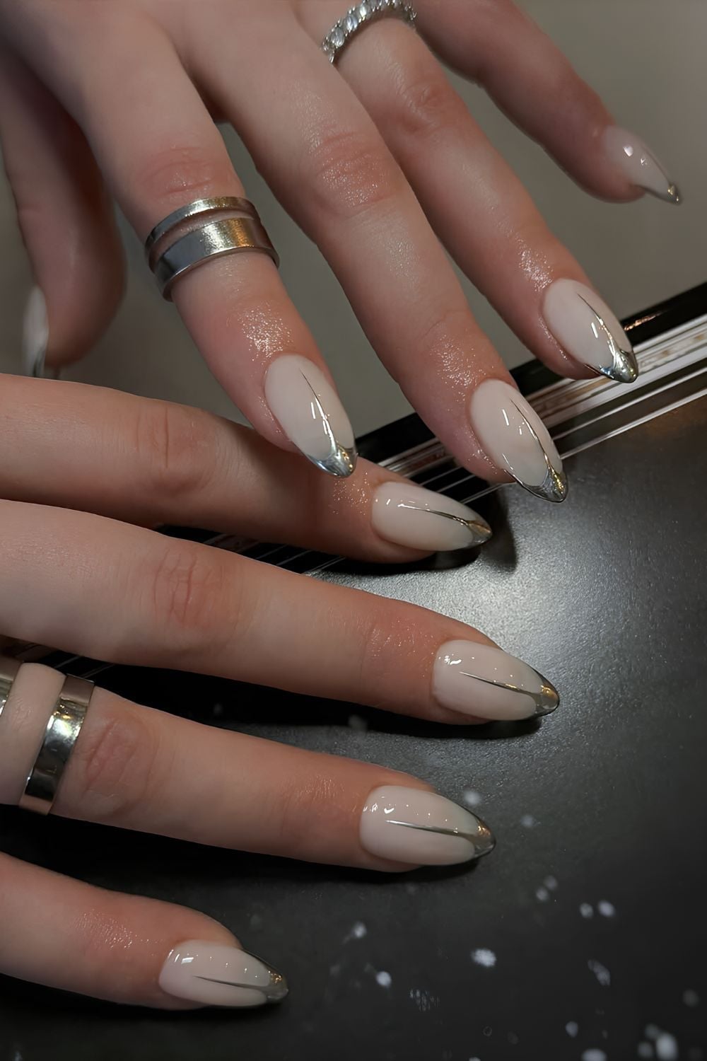 Striking Silver French Tip Almond Nails With острый миндаль Striking Silver French Tip Almond Nails With острый миндаль — Elegant Silver Nails