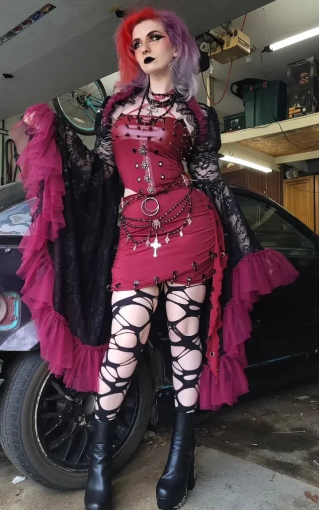Ruffled Cape Over Ruched Dress With Black Platform Boots Ruffled Cape Over Ruched Dress With Black Platform Boots — Goth Style Ideas