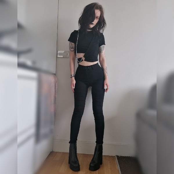 Cropped Top and Skinny Pants Layering Cropped Top and Skinny Pants Layering — Goth Style Ideas