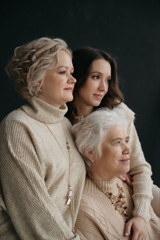 Neutral Knitwear: Cozy Beige and Cream Sweaters for a Soft Winter Look — Winter Family Photo Outfits