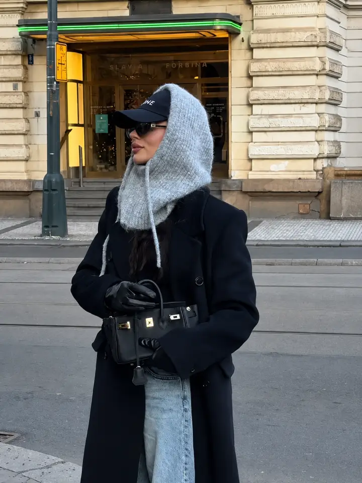 Practical Black Wool Coat with Casual Denim — Baddie Winter Outfits