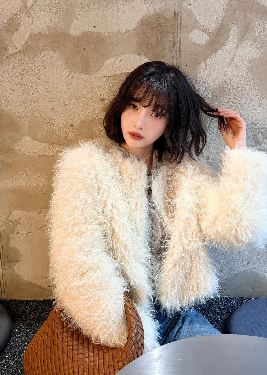 Fluffy Faux Fur Jacket Denim Jeans Outfit Idea Fluffy Faux Fur Jacket Denim Jeans Outfit Idea — Grunge Winter Outfits