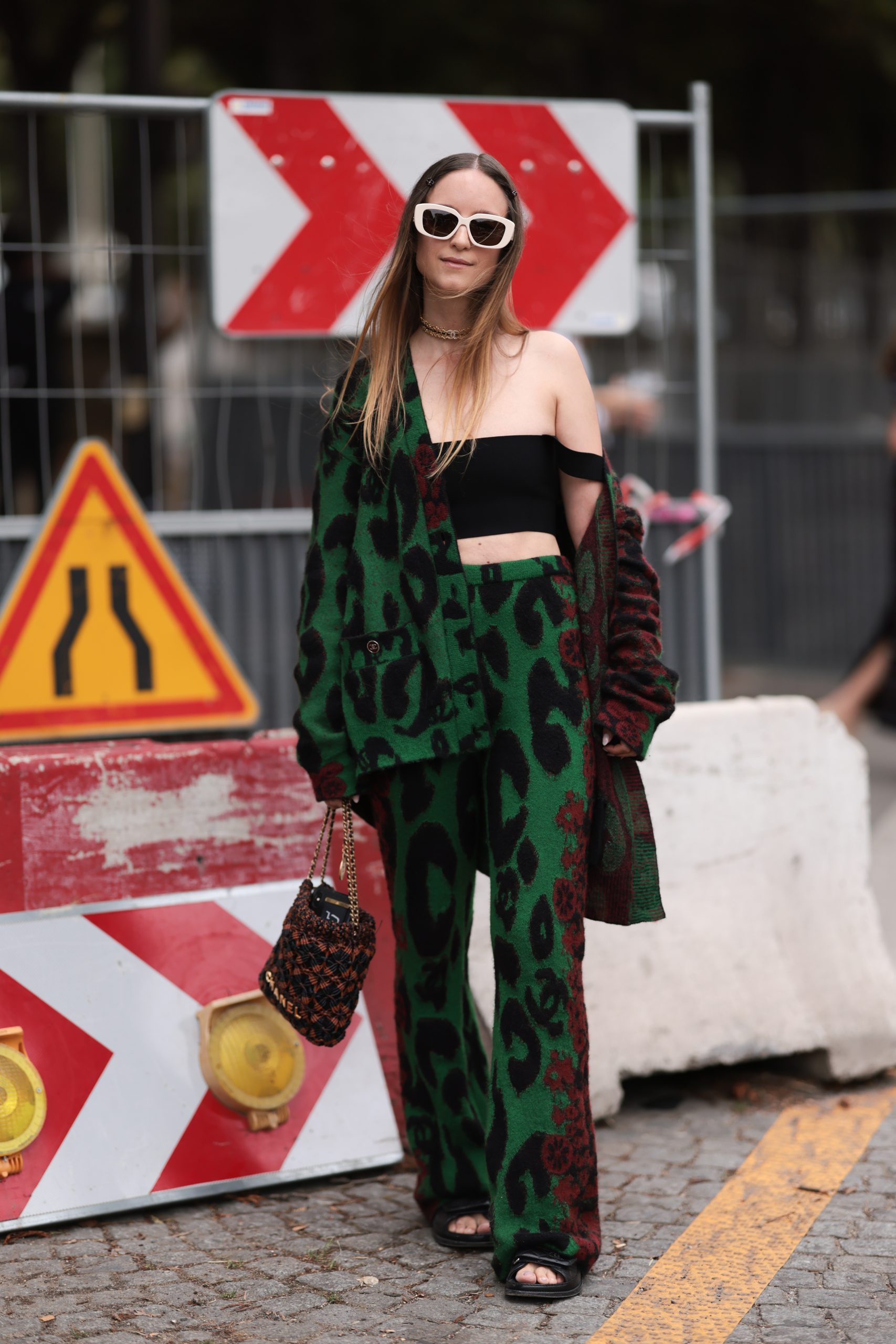 Black Slides Outfit Idea Black Slides Outfit Idea — Grunge Winter Outfits