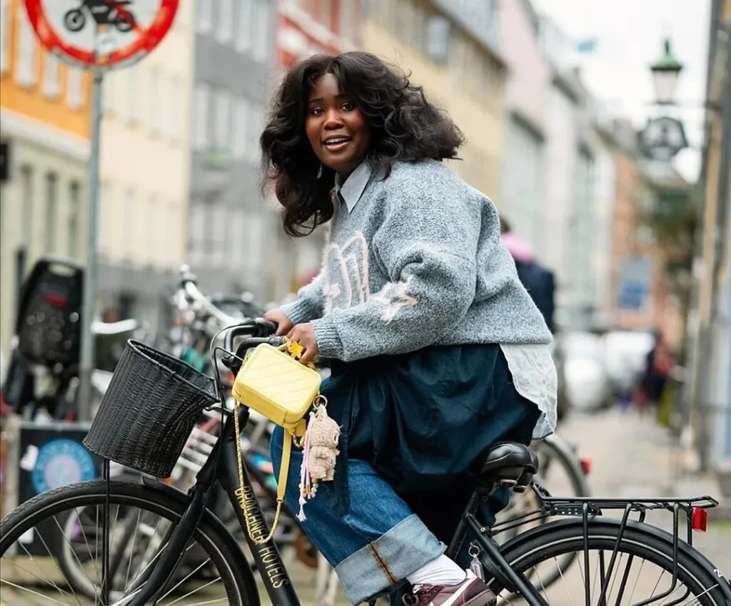 Graphic Knitwear: Oversized Sweater with Jeans — Scandinavian Winter Outfits
