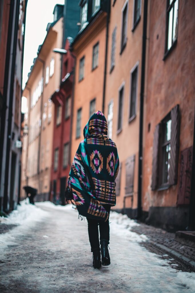 Statement Poncho: Geometric Pattern Layering — Scandinavian Winter Outfits