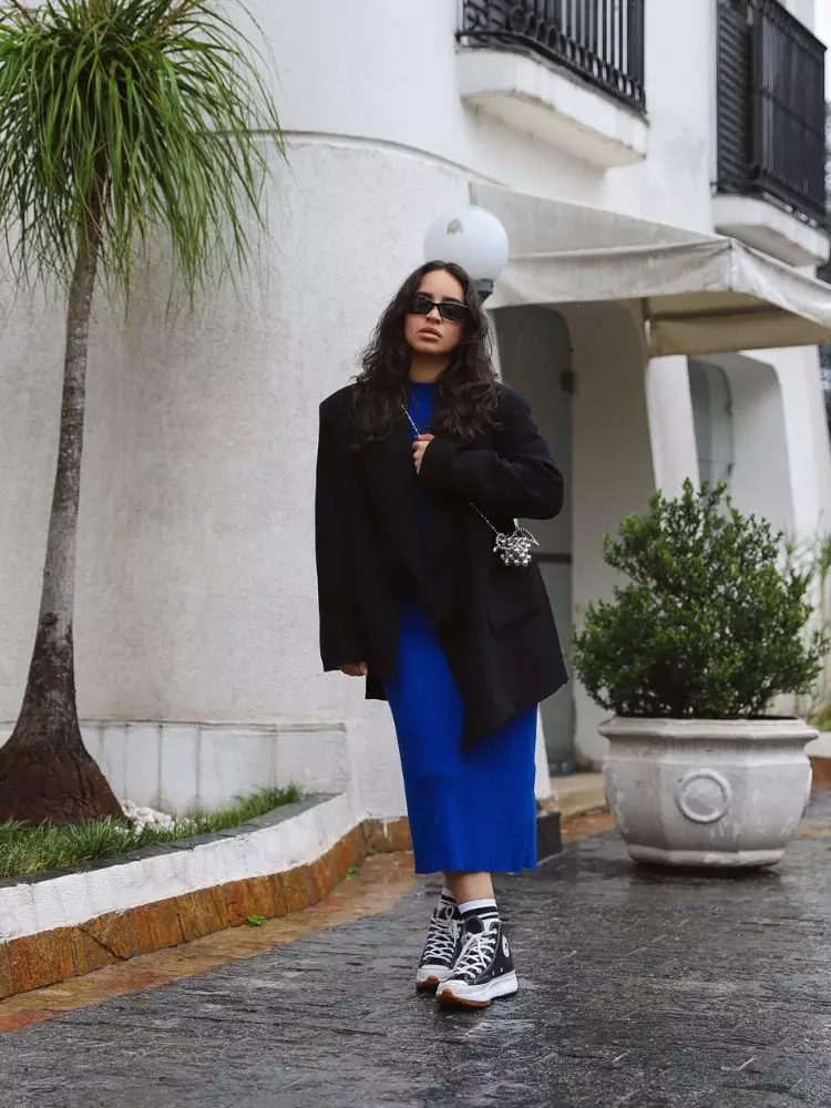 Royal Blue Midi Dress with an Oversized Blazer and Sneakers — Winter Dress Outfits