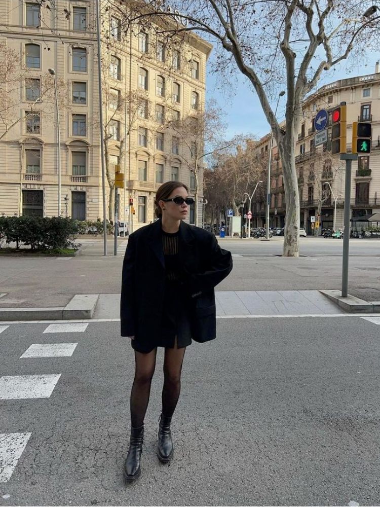 Monochromatic Black Blazer and Mini Skirt for City Nights — Italy Winter Outfits