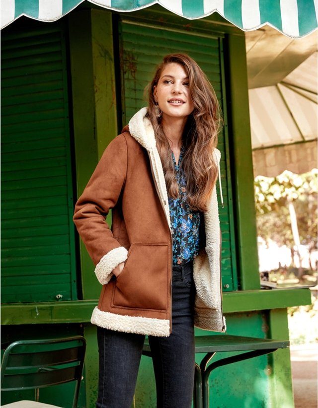 Cozy Shearling-Lined Jacket for Casual Exploration — Iceland Winter Outfits