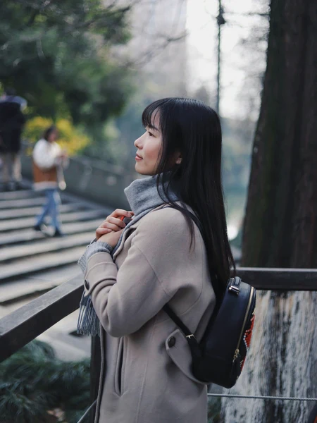 Effortless Chic: Camel Coat with Fringed Scarf — Japan Winter Outfits