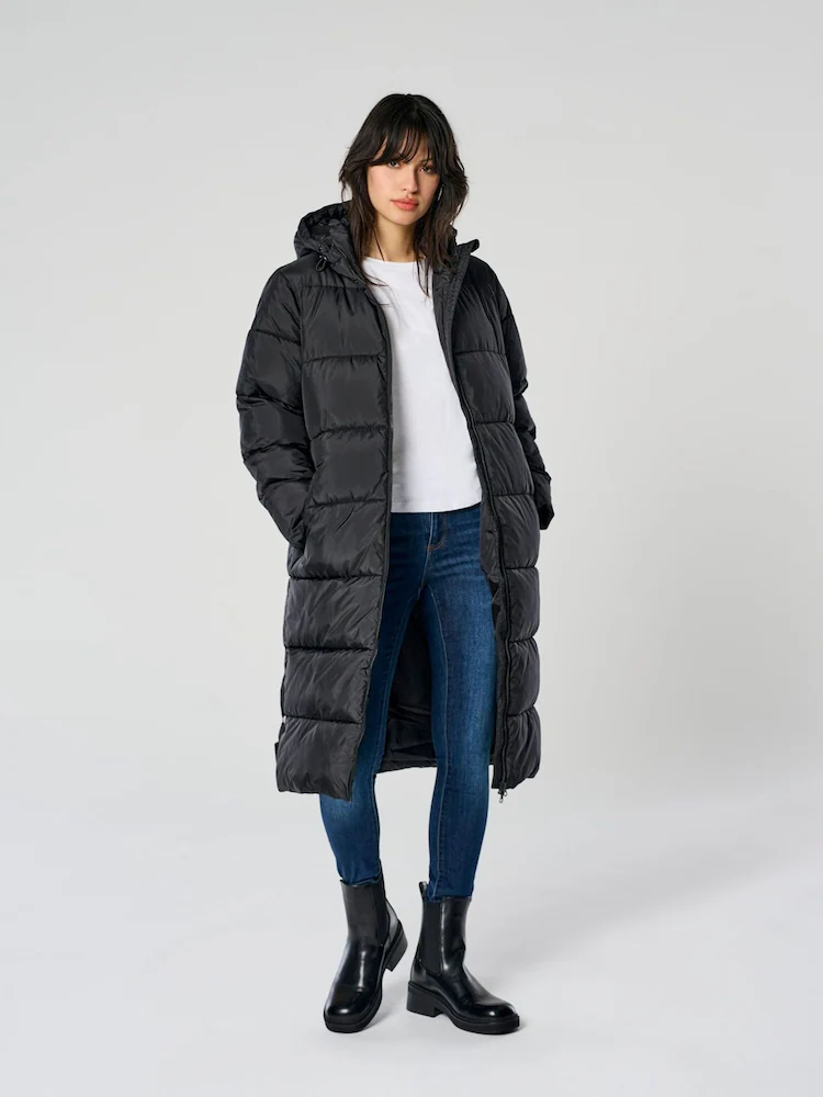 Classic Black Puffer with Jeans and White Tee — Long Puffer Coat Outfits