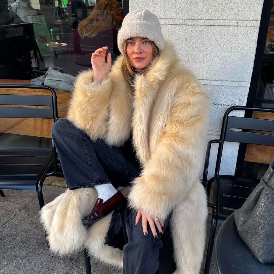 Luxurious Cream Faux Fur Coat with Burgundy Accents — Shearling Coat Outfits
