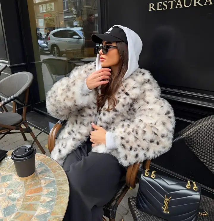 Casual Leopard Coat with Hoodie and Baseball Cap Casual Leopard Coat with Hoodie and Baseball Cap — Leopard Coat Outfits