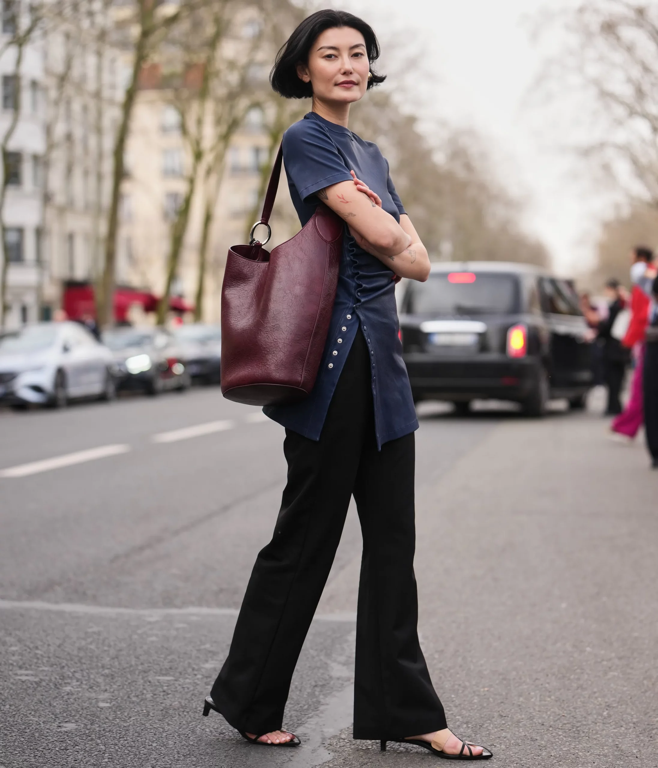 Black Thong Sandals With A Low Heel Outfit Idea — Flare Leggings Outfits