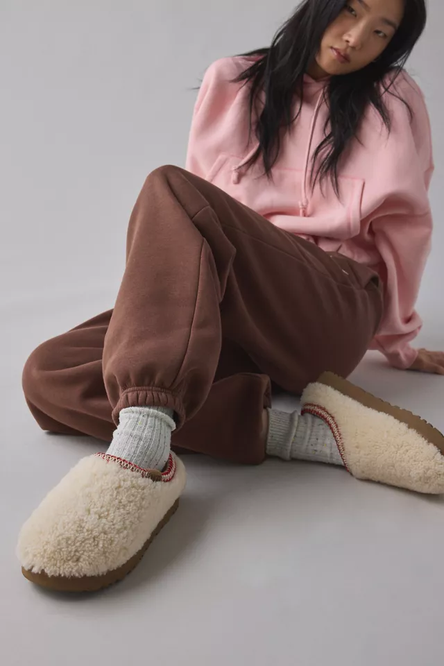 Ultimate Comfort: Shearling Ugg Slippers with Hoodie and Sweatpants — Ugg Slippers Outfits