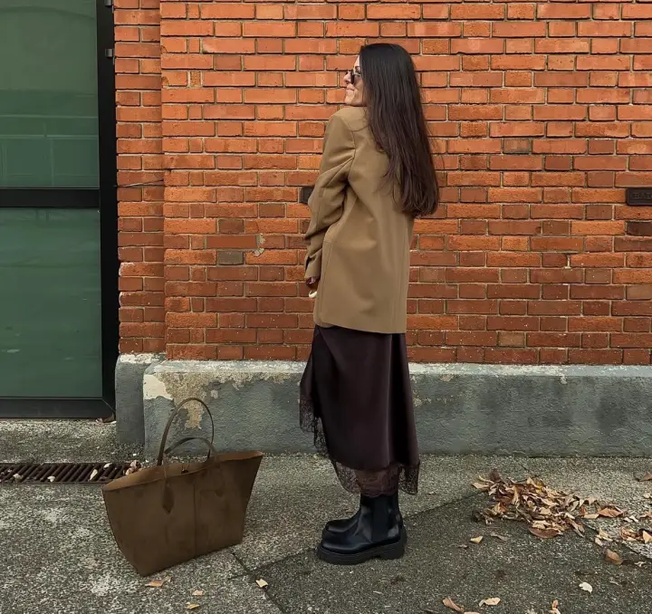 Slip Dress and Blazer: Casual Day Out with Chunky Boots Slip Dress and Blazer: Casual Day Out with Chunky Boots — Chelsea Boots Outfits