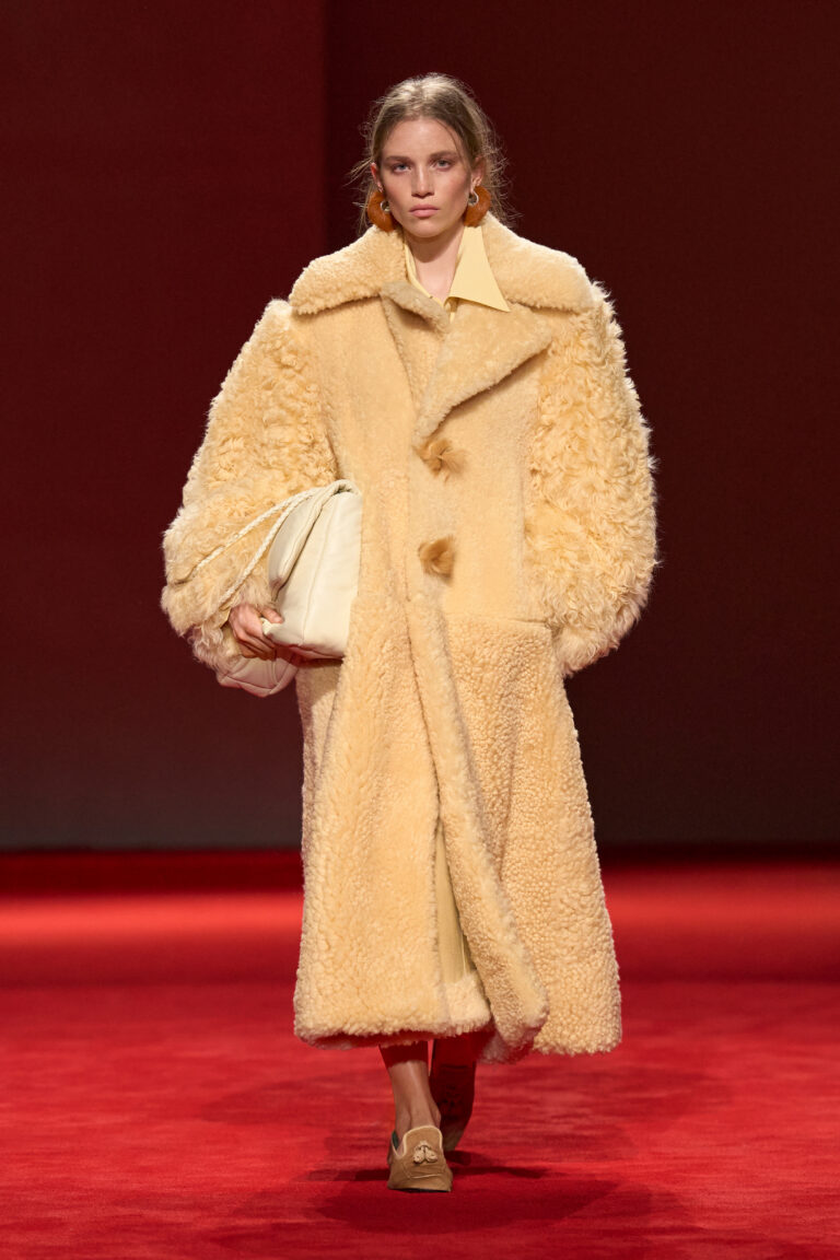 Oversized Shearling Coat for Luxurious Winter Warmth Oversized Shearling Coat for Luxurious Winter Warmth — December Outfits