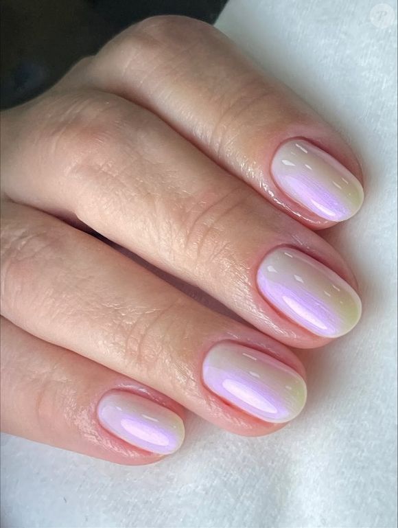 Pink and Green Pearlescent Short Oval Nails Pink and Green Pearlescent Short Oval Nails — Natural Winter Nails