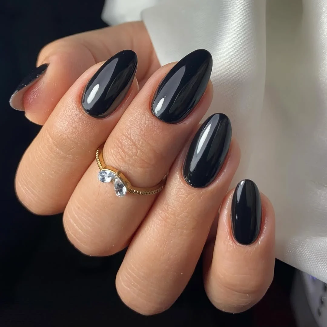 Deep Black High Gloss Medium Oval Deep Black High Gloss Medium Oval — Winter Black Nails