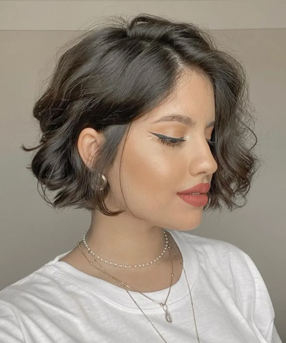 Textured Wavy Bob With Side Bangs — Winter Haircuts for Thin Hair