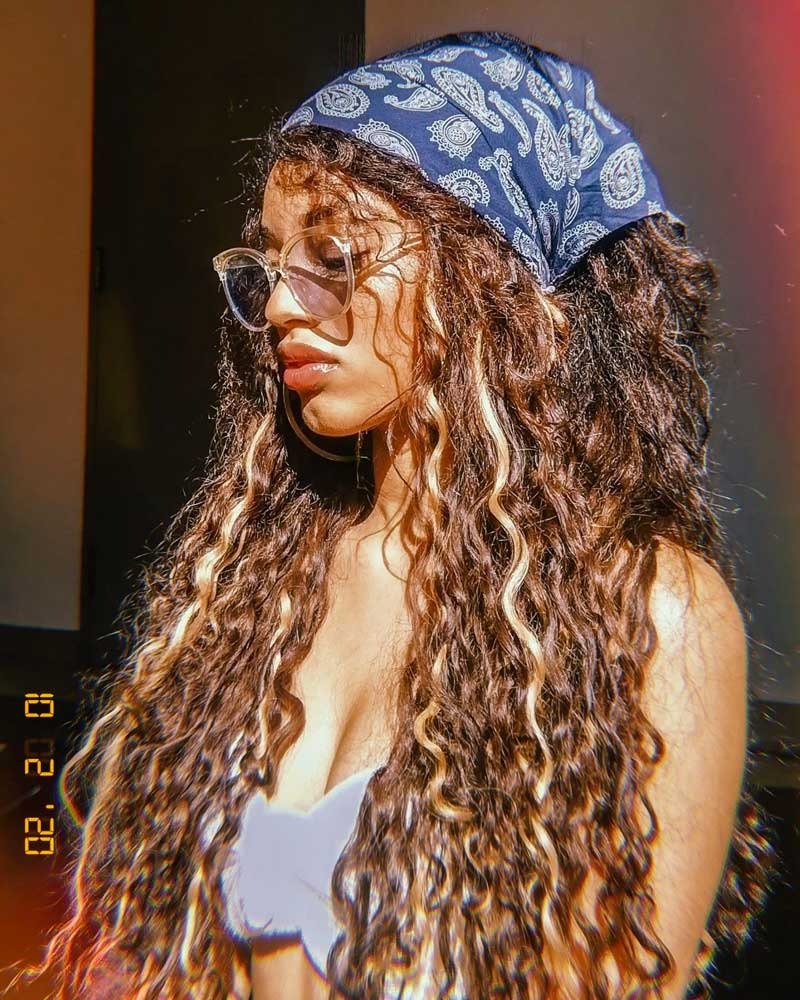 Mid-Back Layered Dark Brown with Blonde Highlights and Bandana Mid-Back Layered Dark Brown with Blonde Highlights and Bandana — Winter Hairstyles with Scarf