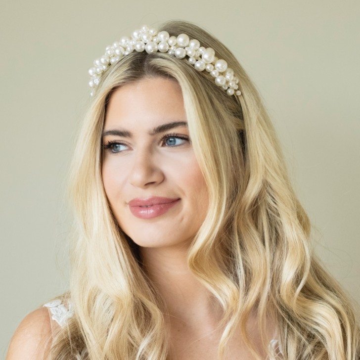 Collarbone Waves With Pearl Headband Collarbone Waves With Pearl Headband — Winter Hairstyles with Headband