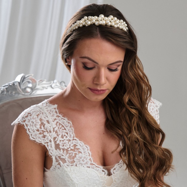 Voluminous Dark Brown Waves With Caramel Highlights Voluminous Dark Brown Waves With Caramel Highlights — Winter Hairstyles with Headband
