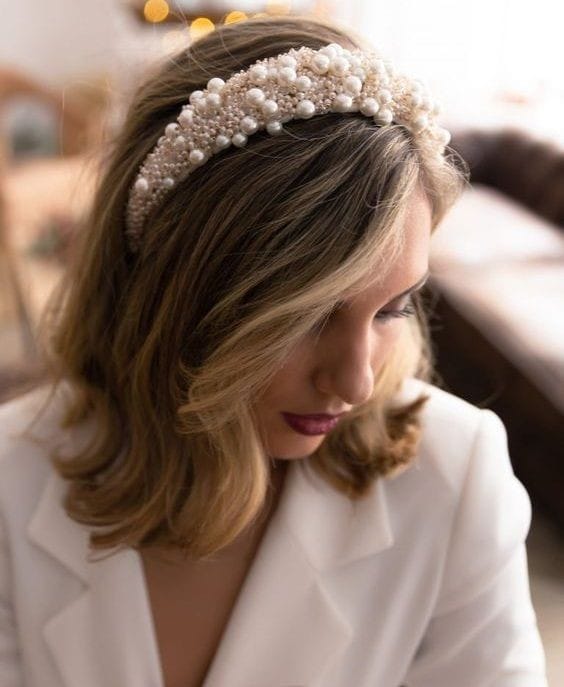 Collarbone Blonde Balayage With Pearl Headband Collarbone Blonde Balayage With Pearl Headband — Winter Hairstyles with Headband