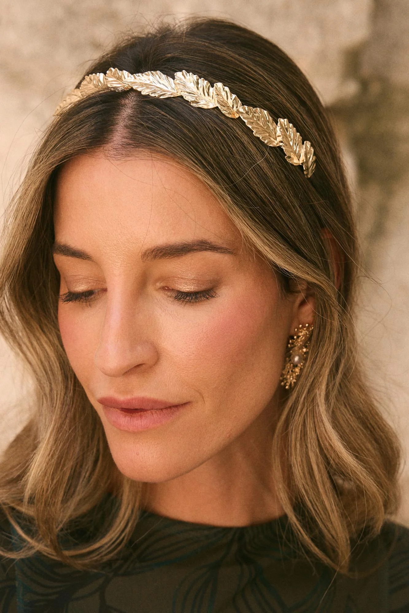 Air-Dried Collarbone Waves With Leaf Headband Air-Dried Collarbone Waves With Leaf Headband — Winter Hairstyles with Headband