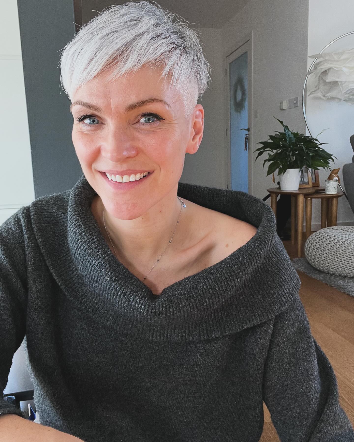 Choppy Silver Blonde Pixie Cut Choppy Silver Blonde Pixie Cut — Winter Hairstyles for Gray Hair