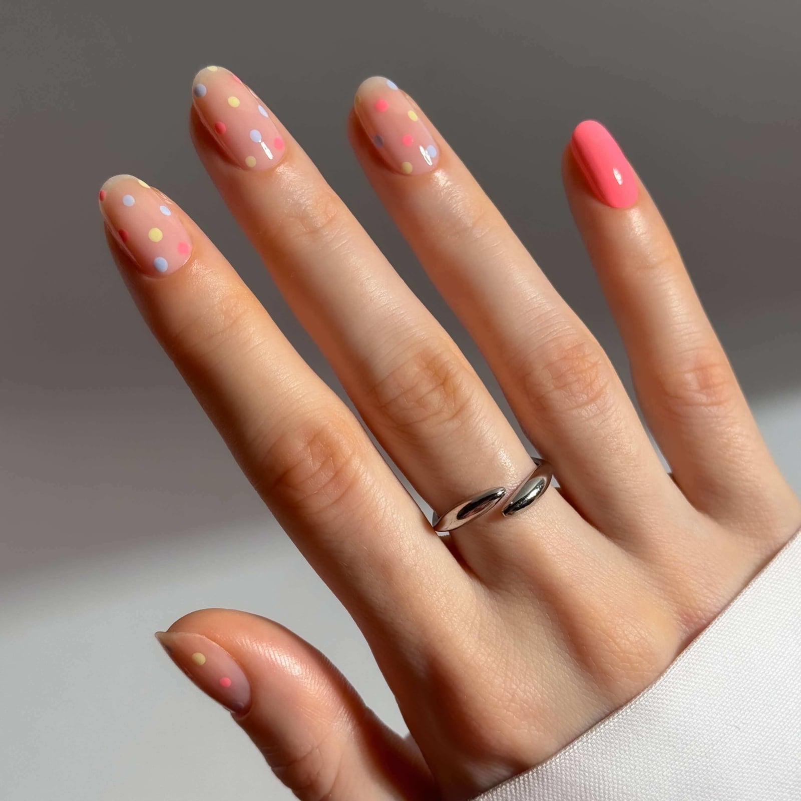Short Oval Nude Pastel Dot With Pink Accent Nail — Nail Art Ideas