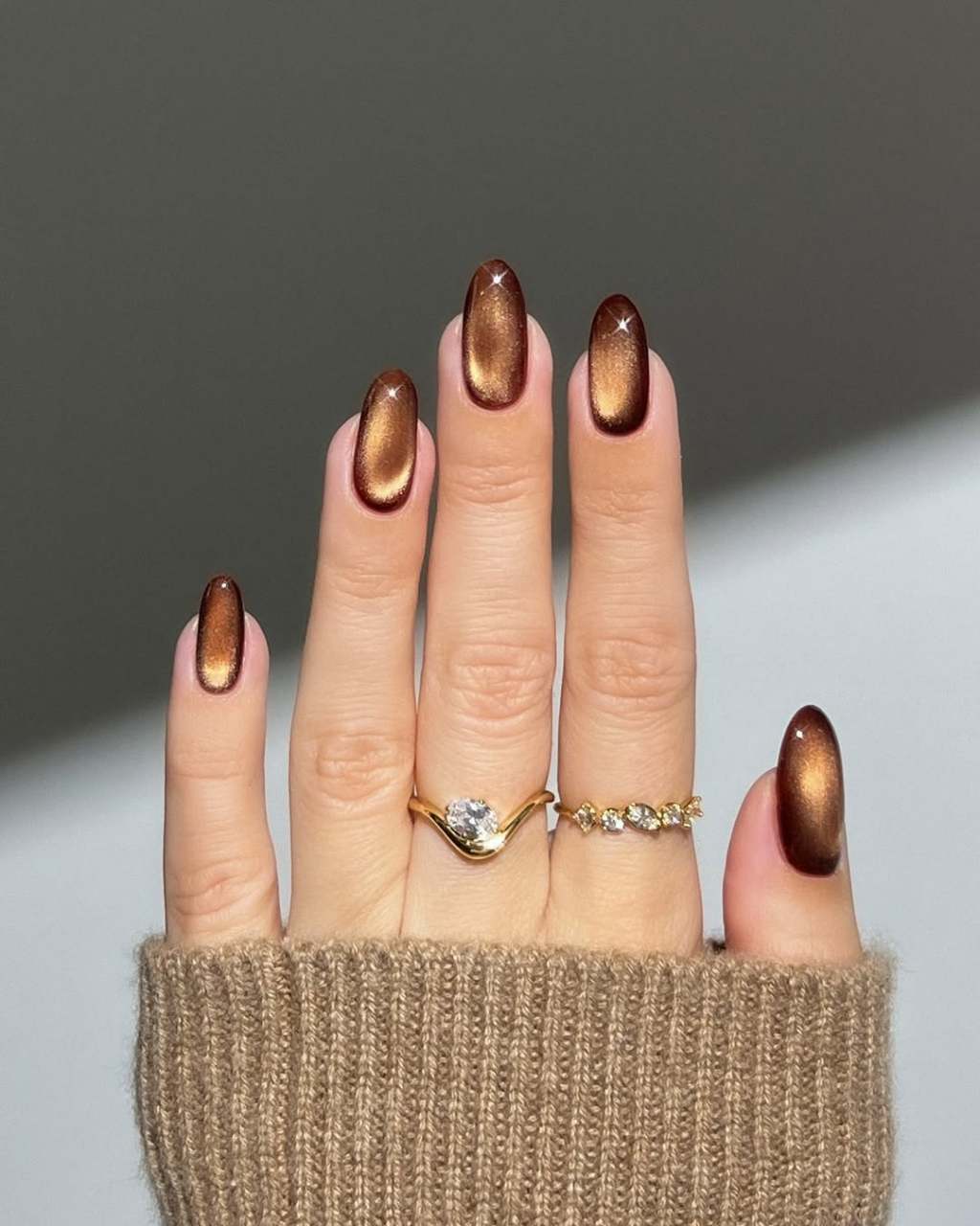 Striking Cat-Eye Metallic Bronze Oval Nails Striking Cat-Eye Metallic Bronze Oval Nails — Nails Easy Ideas