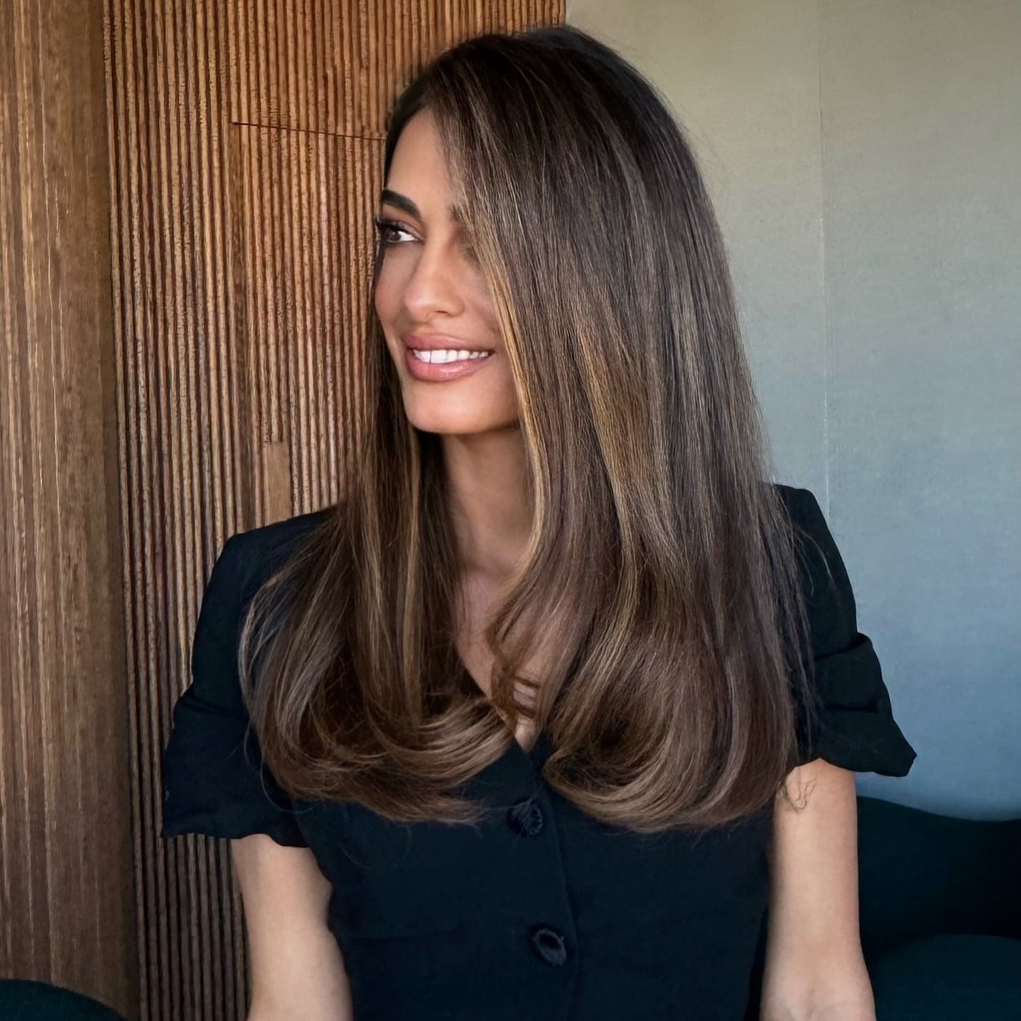 Black Button-Up Top with Puffed Sleeves and Voluminous Hair Black Button-Up Top with Puffed Sleeves and Voluminous Hair — Simple 90s Blowout