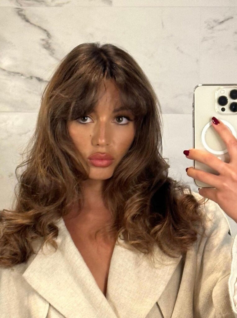 Beige Jacket with 90s Style Bangs and Voluminous Hair Beige Jacket with 90s Style Bangs and Voluminous Hair — Simple 90s Blowout