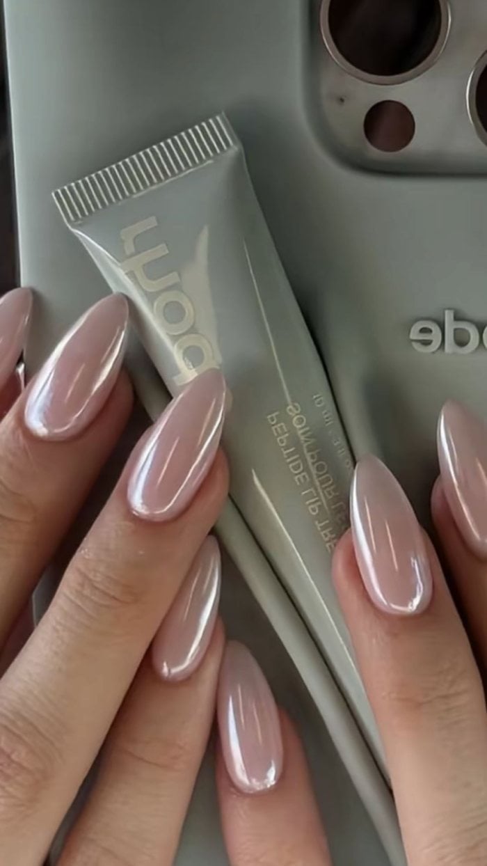 Medium Almond Nails With Milky Chrome Medium Almond Nails With Milky Chrome — Simple Almond Nails