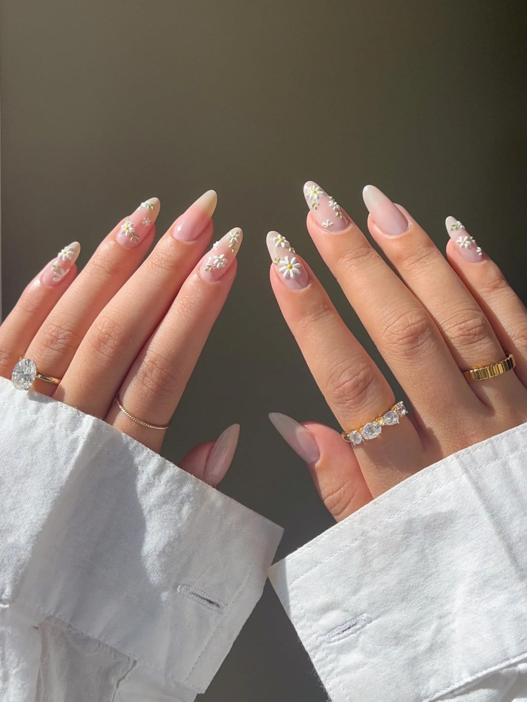 Medium Almond Nails With Daisy Motifs Medium Almond Nails With Daisy Motifs — Simple Almond Nails