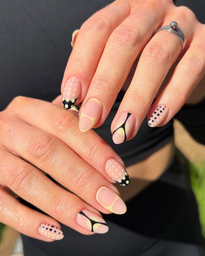 Medium Almond Nails With Abstract Art Medium Almond Nails With Abstract Art — Simple Almond Nails