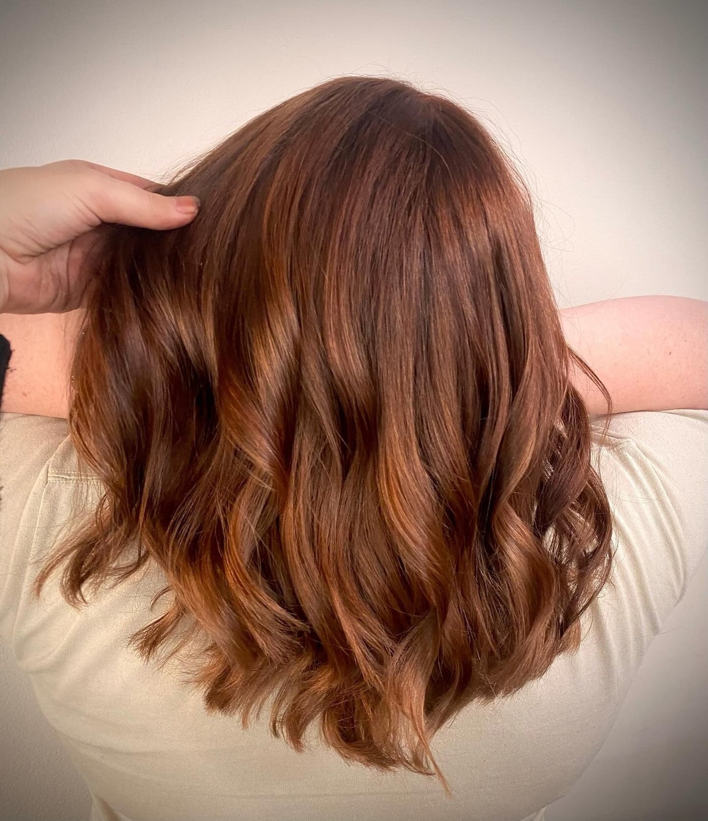 Collarbone Medium Auburn With Lighter Auburn Highlights Collarbone Medium Auburn With Lighter Auburn Highlights — Simple Auburn Highlights