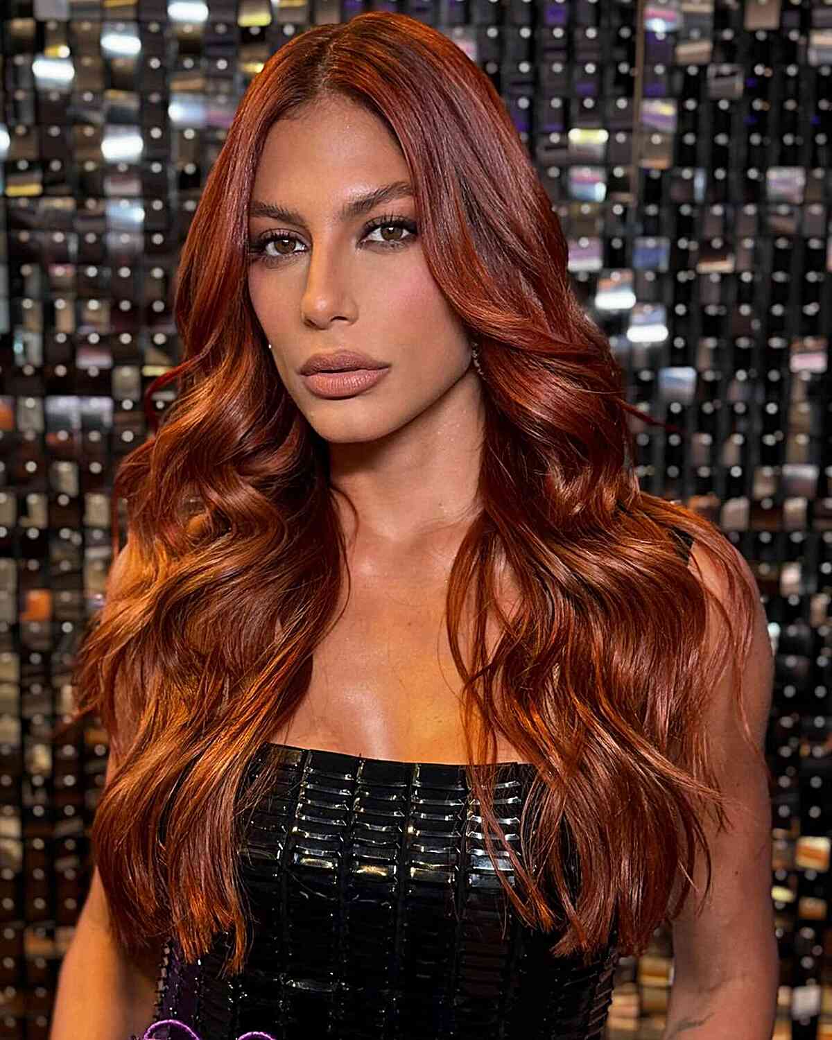 Mid-Back Deep Auburn With Lighter Auburn Highlights and Glossy Waves Mid-Back Deep Auburn With Lighter Auburn Highlights and Glossy Waves — Simple Auburn Highlights