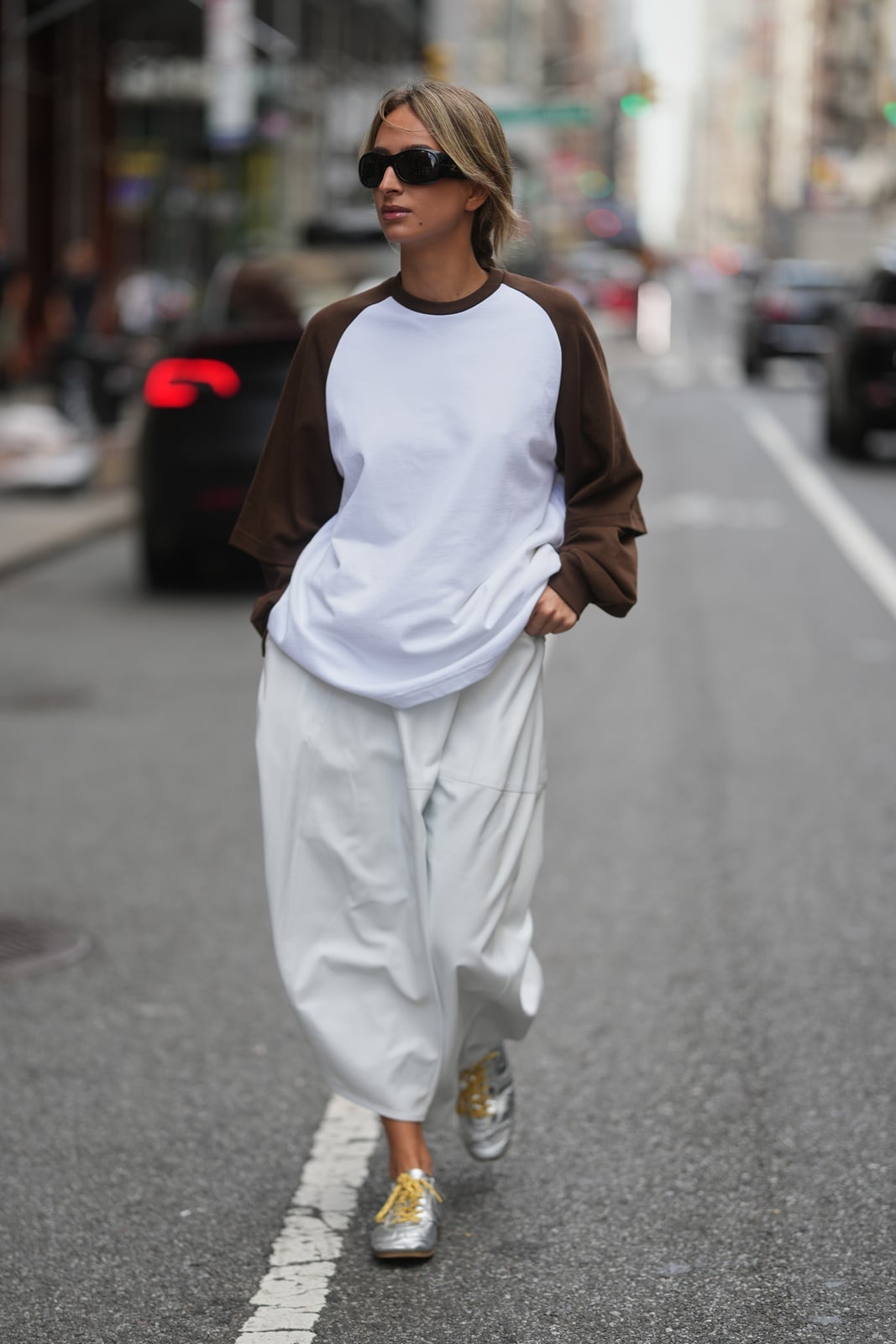 Raglan Sweatshirt and White Wide Leg Pants Casual Outfit Raglan Sweatshirt and White Wide Leg Pants Casual Outfit — Simple Baseball Game Outfits