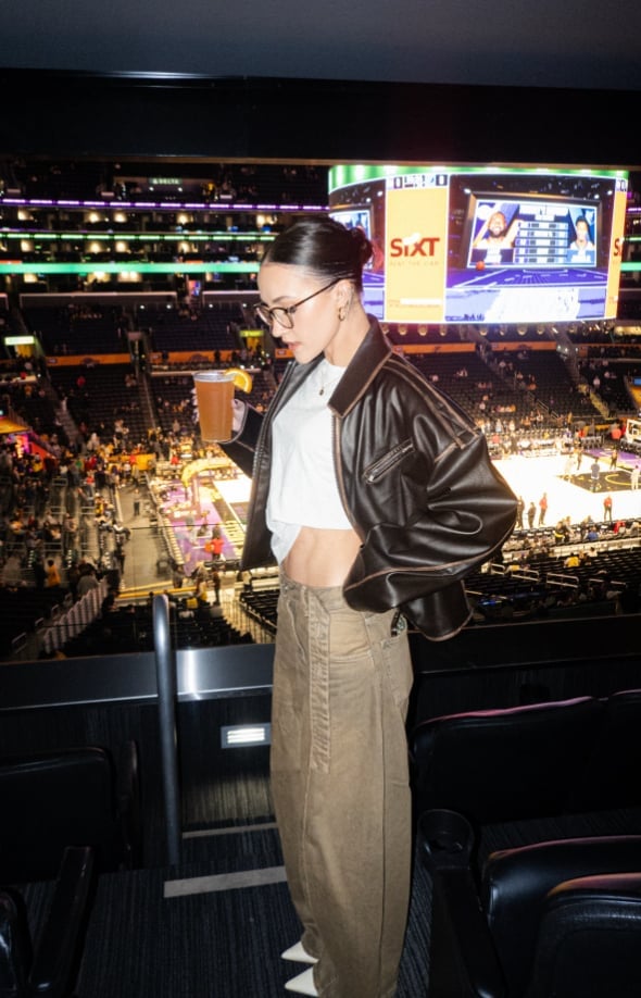Oversized Leather Jacket and Wide Leg Pants for a Game Oversized Leather Jacket and Wide Leg Pants for a Game — Simple Basketball Game Outfits