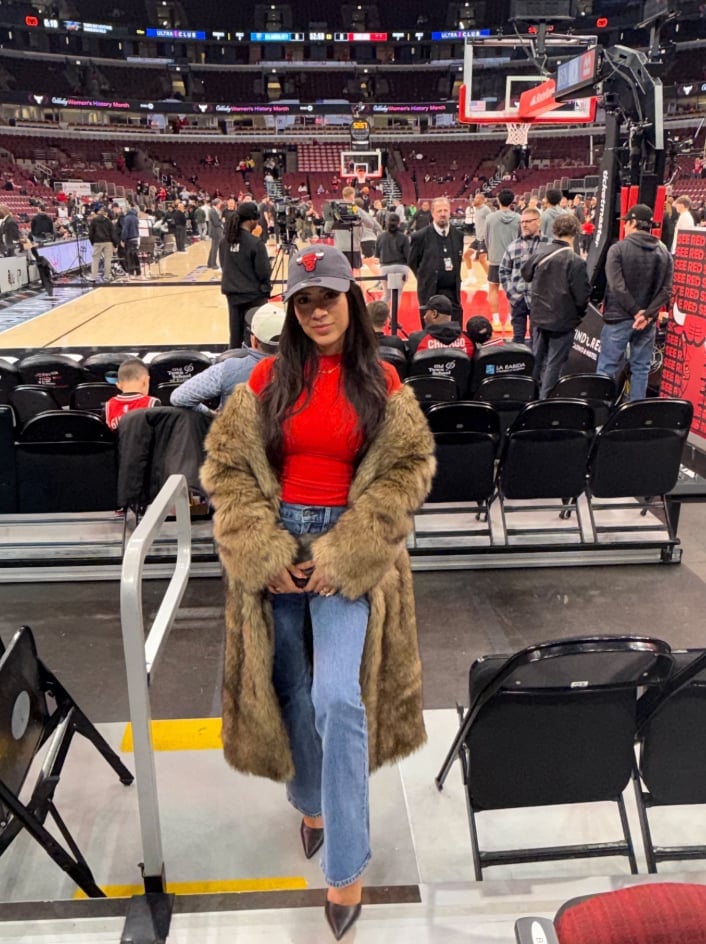 Faux Fur Coat with Turtleneck and Flared Jeans, Close-Up Take Faux Fur Coat with Turtleneck and Flared Jeans, Close-Up Take — Simple Basketball Game Outfits