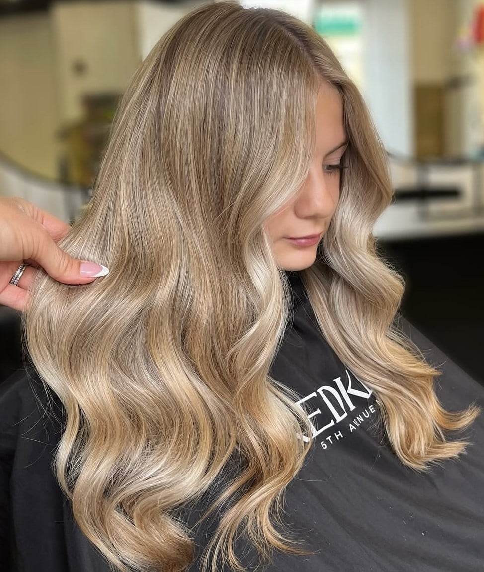 Shoulder Length Beige Blonde With Soft Waves Shoulder Length Beige Blonde With Soft Waves — Simple Beige Blonde Hair