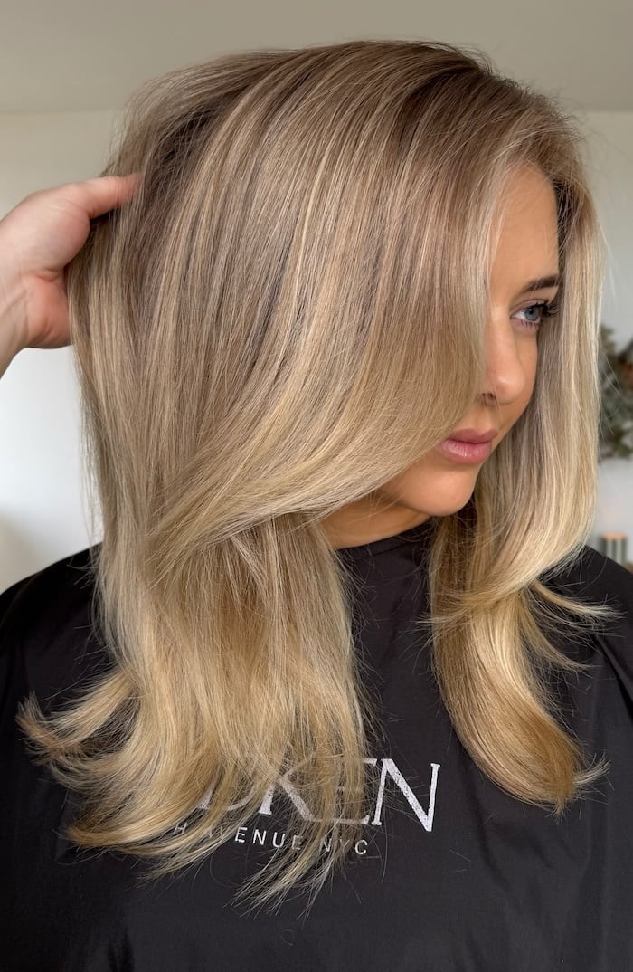 Collarbone Cut With Golden Beige Blonde Collarbone Cut With Golden Beige Blonde — Simple Beige Blonde Hair