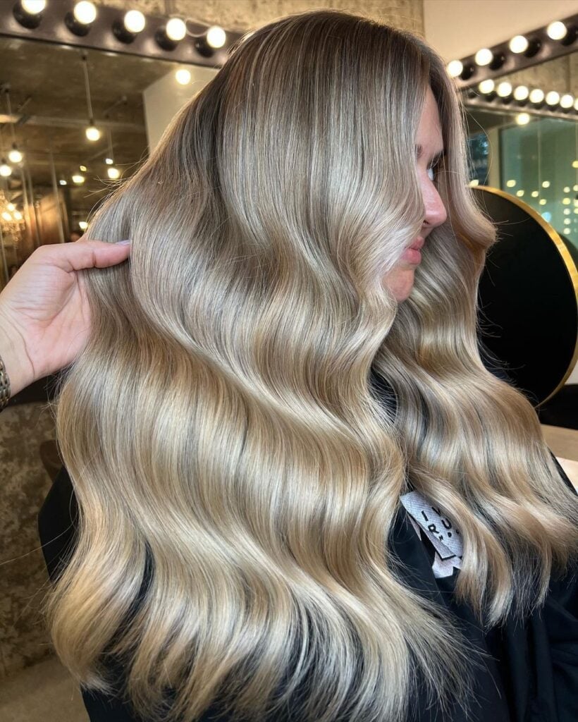 Collarbone Beige Blonde Balayage Collarbone Beige Blonde Balayage — Simple Beige Blonde Hair