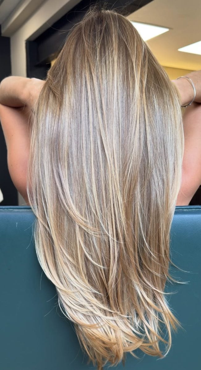 Mid-Back Beige Blonde With Pearl Highlights, Wavy Mid-Back Beige Blonde With Pearl Highlights, Wavy — Simple Beige Blonde Hair