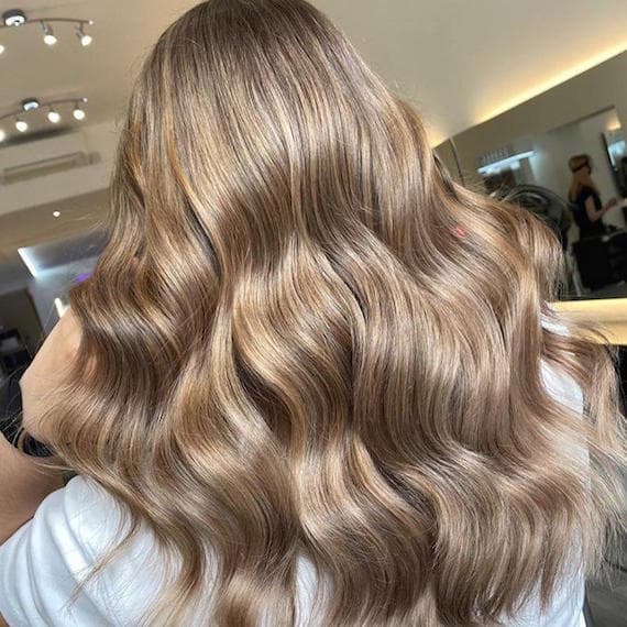 Collarbone Beige Blonde With Glossy Waves Collarbone Beige Blonde With Glossy Waves — Simple Beige Blonde Hair