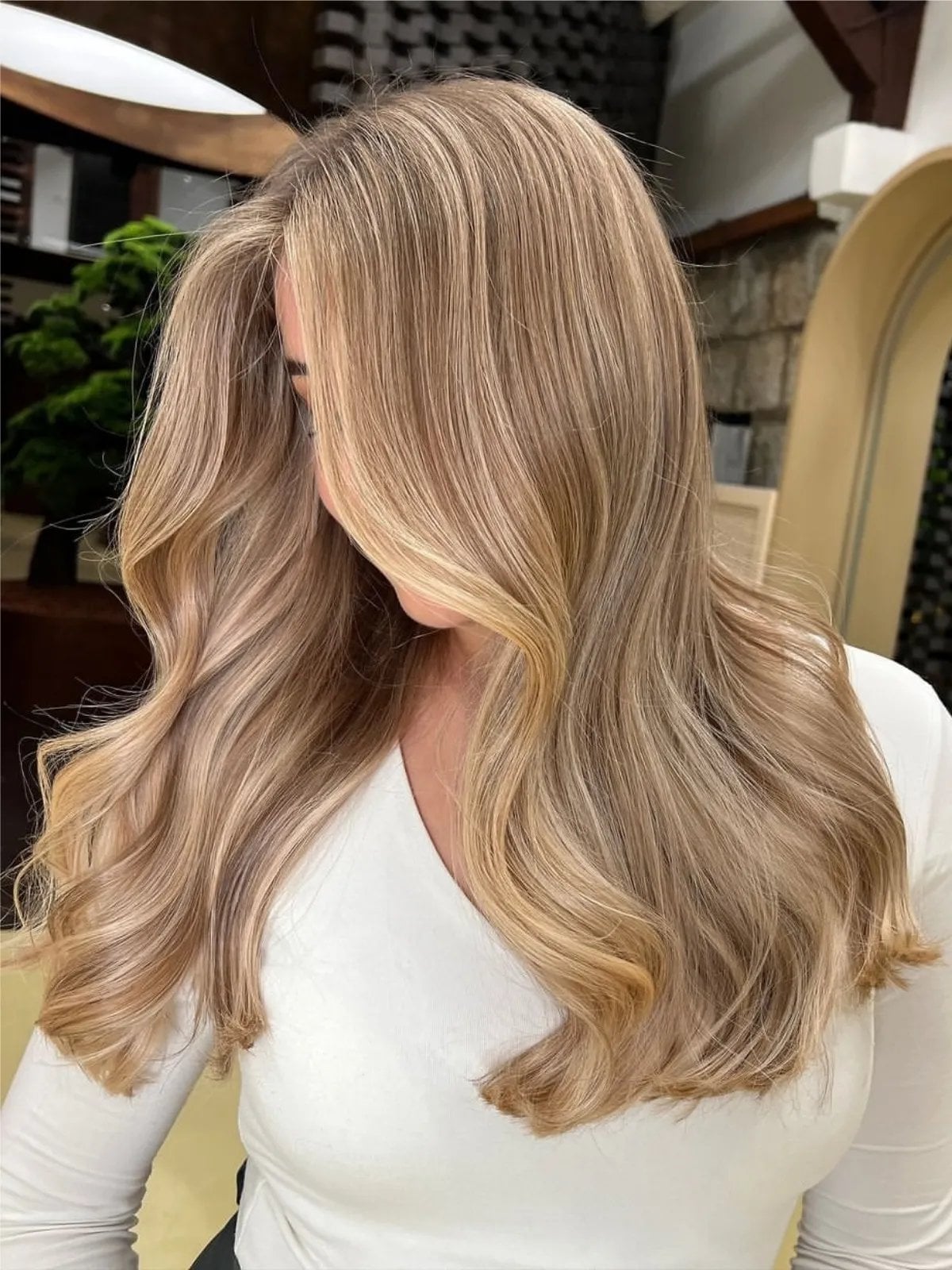 Mid-Back Neutral Beige Blonde With Glossy Finish Mid-Back Neutral Beige Blonde With Glossy Finish — Simple Beige Blonde Hair